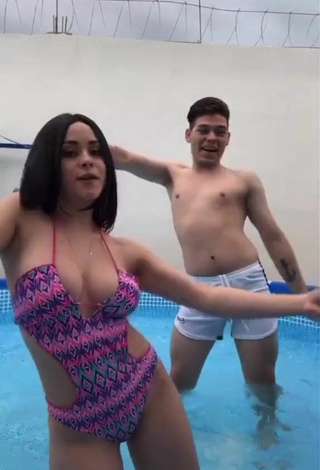 4. Sultry Ónice Flores Shows Cleavage in Swimsuit at the Swimming Pool and Bouncing Boobs