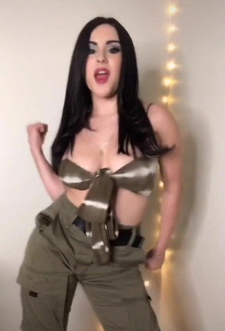 3. Sexy Ónice Flores Shows Cleavage in Crop Top and Bouncing Boobs