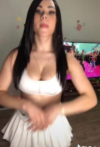 3. Sexy Ónice Flores Shows Cleavage in White Sport Bra and Bouncing Tits