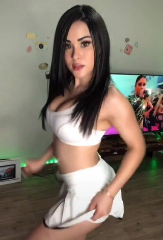 5. Sexy Ónice Flores Shows Cleavage in White Sport Bra and Bouncing Tits