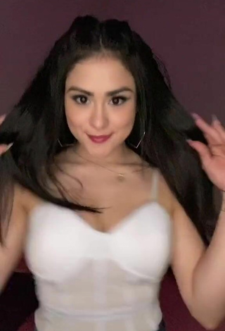 4. Luscious Ónice Flores Shows Cleavage in White Top