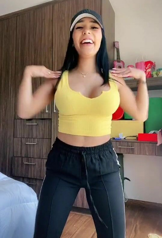 4. Sweet Pao Castillo Shows Cleavage in Cute Crop Top and Bouncing Breasts