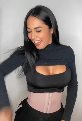 2. Titillating Pao Castillo Shows Cleavage in Black Crop Top and Bouncing Boobs