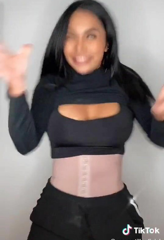 4. Titillating Pao Castillo Shows Cleavage in Black Crop Top and Bouncing Boobs