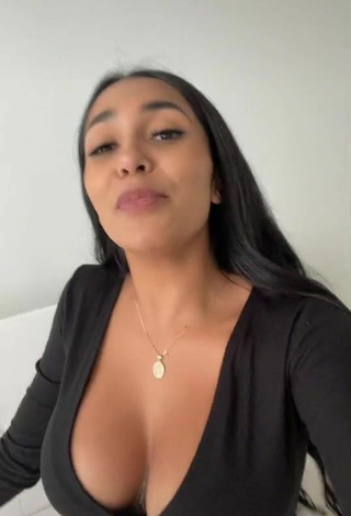 1. Erotic Pao Castillo Shows Cleavage in Black Crop Top