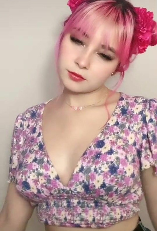 Sultry Poli Сoloridas in Floral Crop Top and Bouncing Breasts