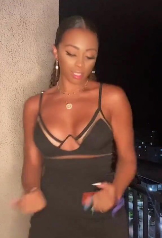 2. Beautiful Ramana Borba in Sexy Olive Crop Top and Bouncing Boobs