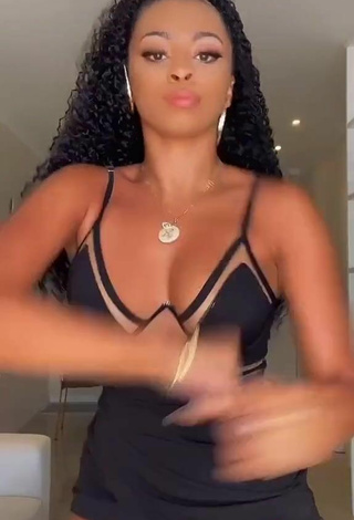 3. Sultry Ramana Borba Shows Cleavage in Black Crop Top and Bouncing Boobs