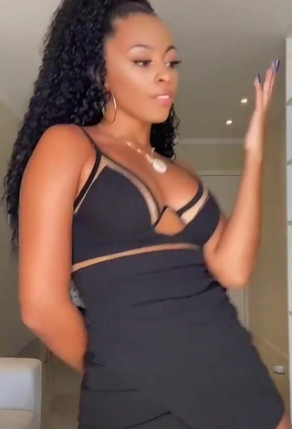 4. Sultry Ramana Borba Shows Cleavage in Black Crop Top and Bouncing Boobs