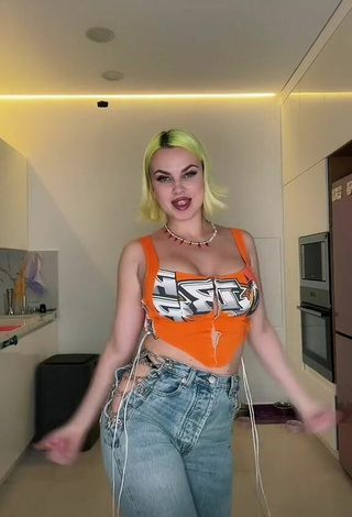 Sexy Rasa Shows Cleavage in Crop Top and Bouncing Tits