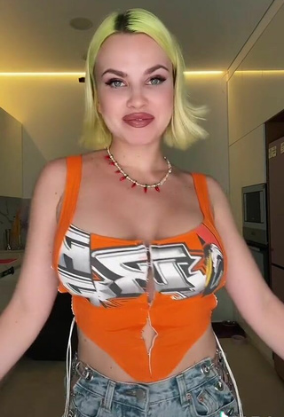 5. Sexy Rasa Shows Cleavage in Crop Top and Bouncing Tits