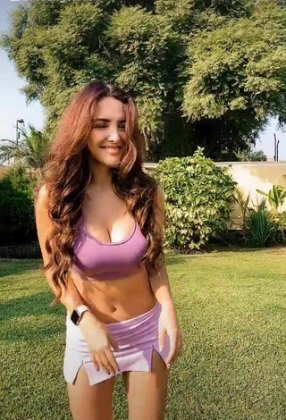 Seductive Rosángela Espinoza Shows Cleavage in Pink Crop Top