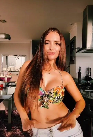 4. Erotic Rosángela Espinoza Shows Cleavage in Floral Bikini Top