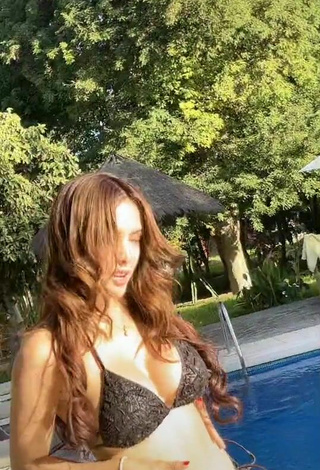 Titillating Rosángela Espinoza Shows Cleavage in Black Bikini at the Swimming Pool