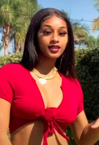 3. Sexy Sharan Jones Shows Cleavage in Red Crop Top and Bouncing Breasts