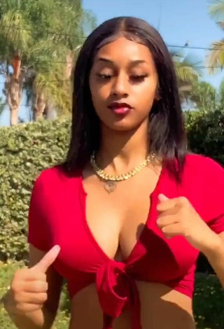 5. Sexy Sharan Jones Shows Cleavage in Red Crop Top and Bouncing Breasts