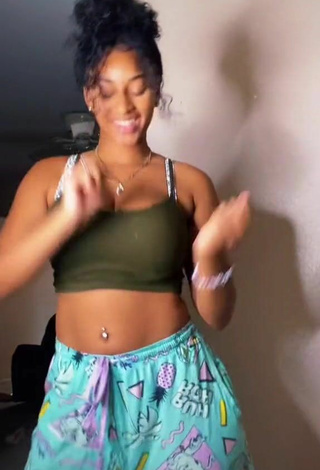 4. Erotic Sharan Jones Shows Cleavage in Olive Crop Top and Bouncing Boobs