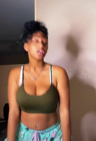 5. Erotic Sharan Jones Shows Cleavage in Olive Crop Top and Bouncing Boobs