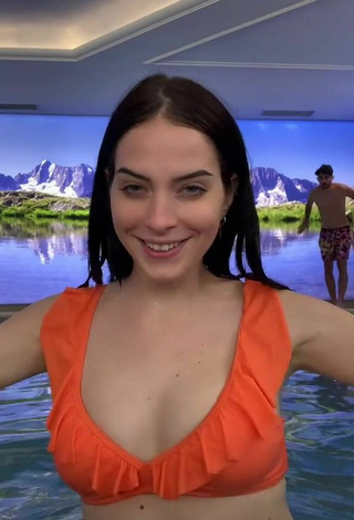 2. Sultry Sara Shows Cleavage in Orange Bikini Top at the Swimming Pool