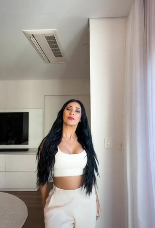 4. Sultry Simaria Mendes Shows Cleavage in White Crop Top