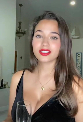 Sofia Gomez is Showing Magnificent Cleavage