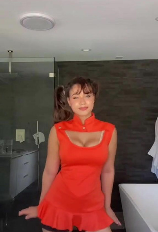 Sofia Gomez Demonstrates Alluring Cleavage and Bouncing Breasts