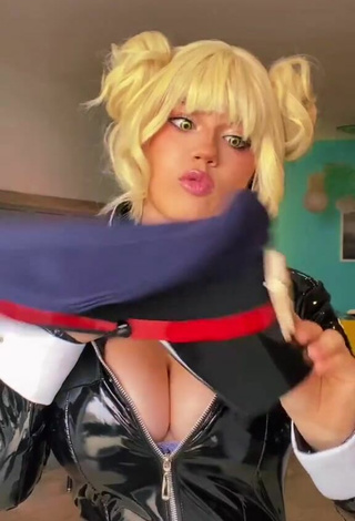 Sweetie Sofia Gomez Shows Cosplay