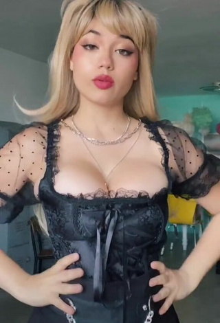 Hottie Sofia Gomez Shows Cosplay and Bouncing Tits