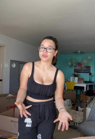 2. Fine Sofia Gomez Shows Cleavage in Sweet Black Crop Top and Bouncing Boobs