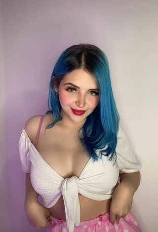 2. Sexy Sonicoloridas Shows Cleavage in White Crop Top