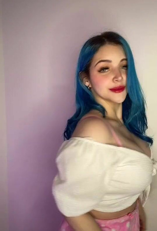 3. Sexy Sonicoloridas Shows Cleavage in White Crop Top