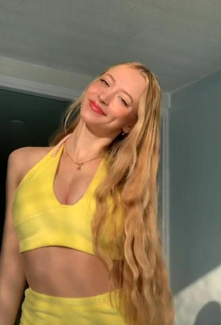 2. Hot Sophia Diamond Shows Cleavage in Crop Top and Bouncing Boobs