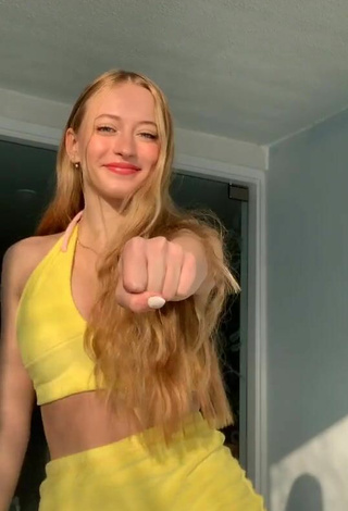 4. Hot Sophia Diamond Shows Cleavage in Crop Top and Bouncing Boobs