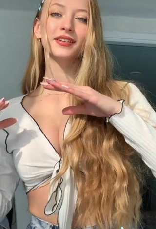 4. Erotic Sophia Diamond Shows Cleavage in White Crop Top