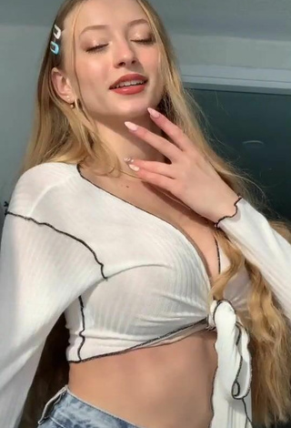 5. Erotic Sophia Diamond Shows Cleavage in White Crop Top