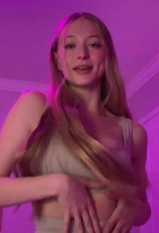 2. Sweetie Sophia Diamond Shows Cleavage in Grey Crop Top and Bouncing Tits