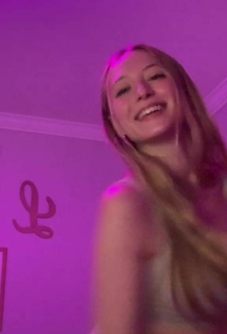 5. Sweetie Sophia Diamond Shows Cleavage in Grey Crop Top and Bouncing Tits