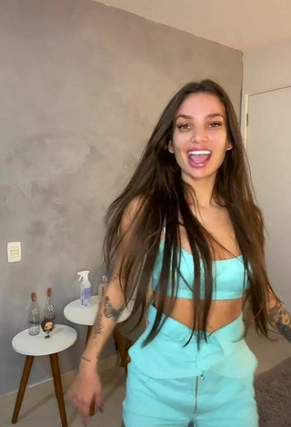 Sultry Stéfani Bays Shows Cleavage in Blue Crop Top and Bouncing Boobs