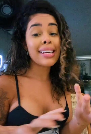 3. Sexy Sthefane Matos Shows Cleavage in Black Crop Top