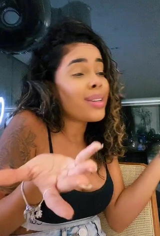 4. Sexy Sthefane Matos Shows Cleavage in Black Crop Top