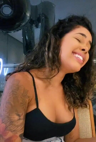 5. Sexy Sthefane Matos Shows Cleavage in Black Crop Top