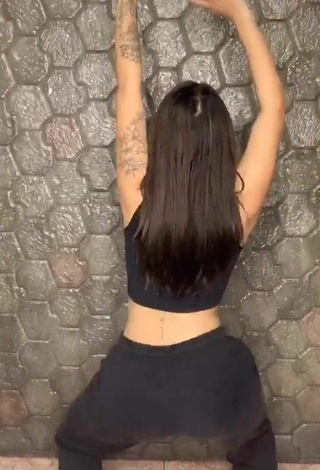 3. Sexy Tati Nunes Shows Cleavage in Black Crop Top