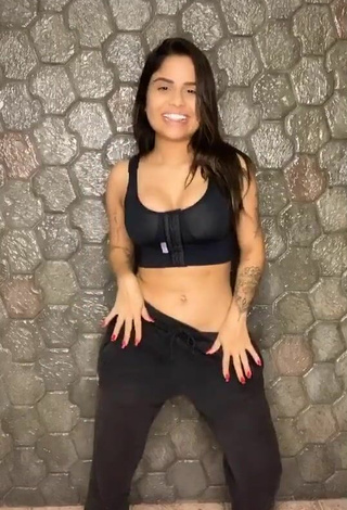 2. Sweetie Tati Nunes Shows Cleavage in Black Crop Top and Bouncing Boobs