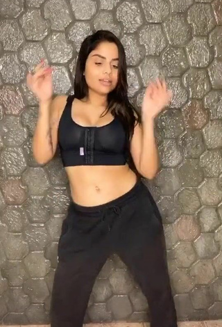 4. Sweetie Tati Nunes Shows Cleavage in Black Crop Top and Bouncing Boobs