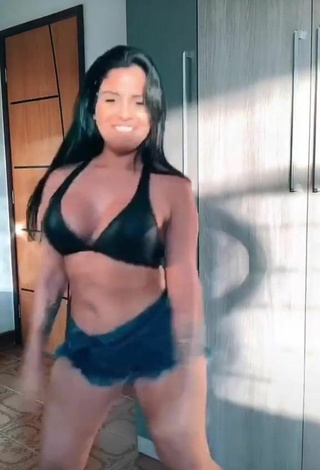 4. Sultry Tati Nunes Shows Cleavage in Black Sport Bra while Twerking and Bouncing Boobs