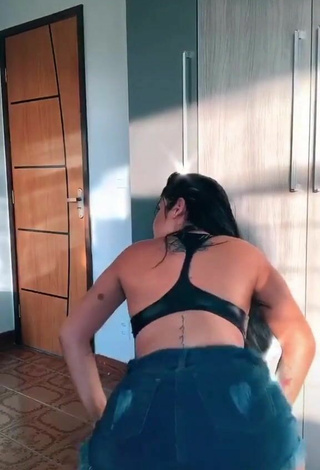 5. Sultry Tati Nunes Shows Cleavage in Black Sport Bra while Twerking and Bouncing Boobs