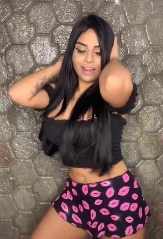 5. Hot Tati Nunes Shows Cleavage in Black Crop Top