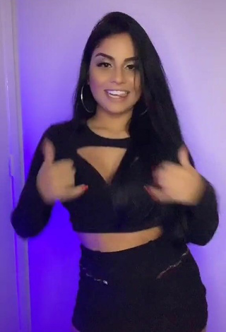 2. Luscious Tati Nunes Shows Cleavage in Black Crop Top