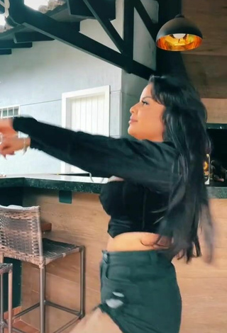 2. Sultry Tati Nunes Shows Cleavage in Black Crop Top and Bouncing Boobs