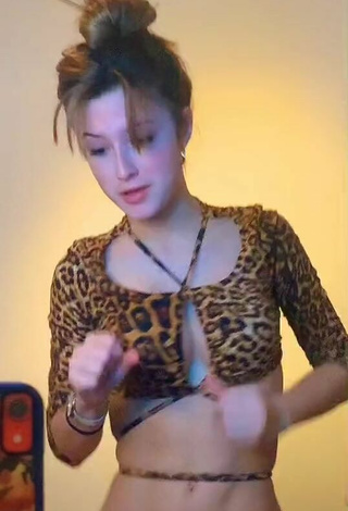 2. Luscious Mariana Taurozzi Shows Cleavage in Leopard Crop Top